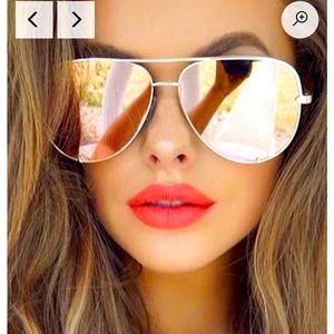 NWT - Quay Australia Vivienne Rose/Gold sunglasses